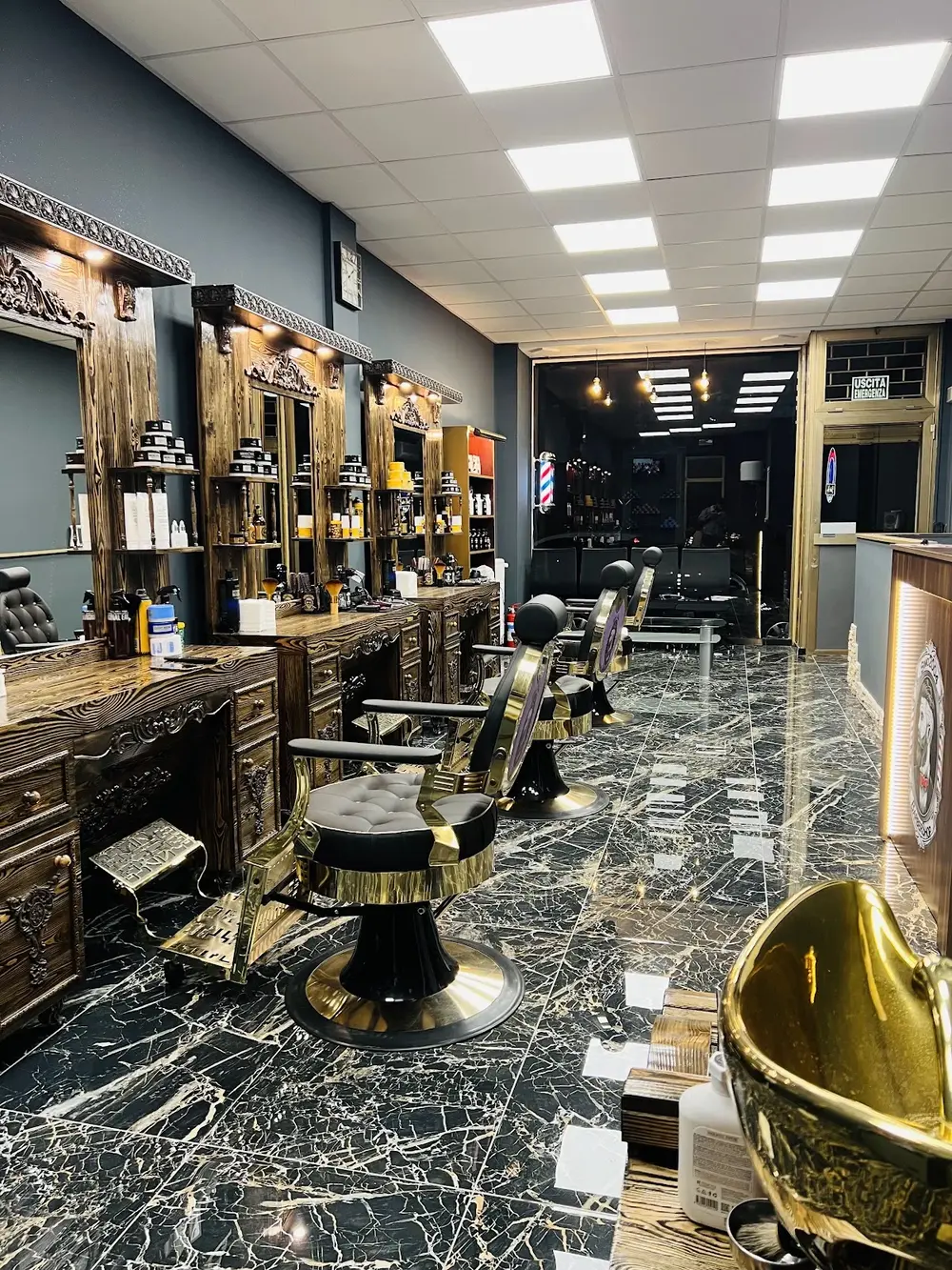 Interno della sede New Look di Via Baracca, con specchi in legno e poltrone da barbiere