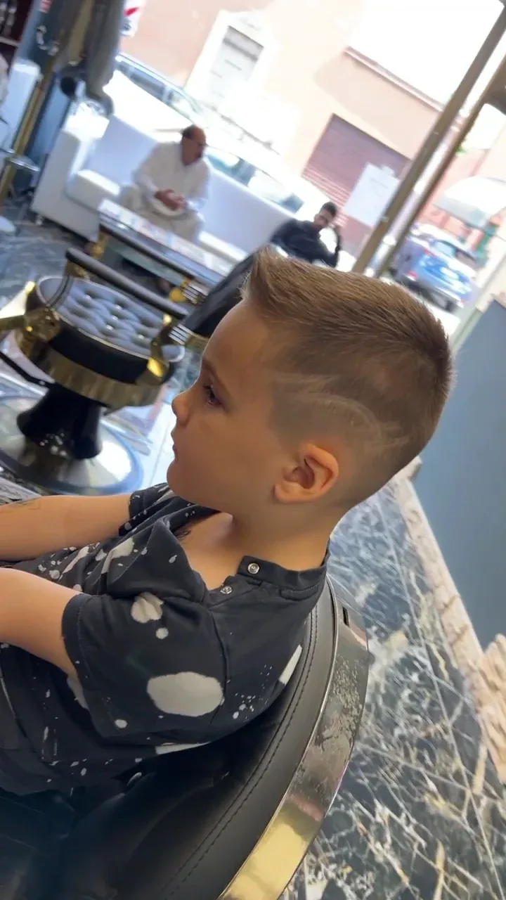 Taglio corto con sfumatura e ciuffo, realizzato da New Look nella sede Baracca